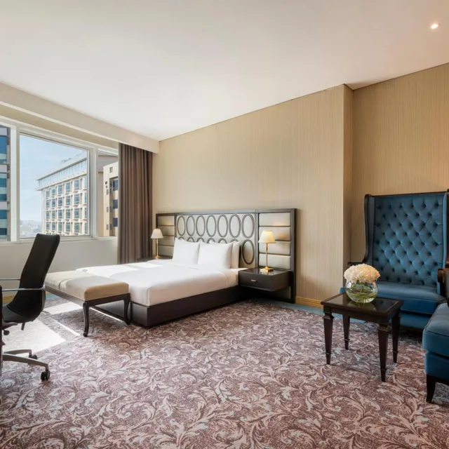جناح رئاسي كلوب تنفيذي بسرير كينج بمنطقة جلوس بمطبخ، Golden Tulip Doha 2/3