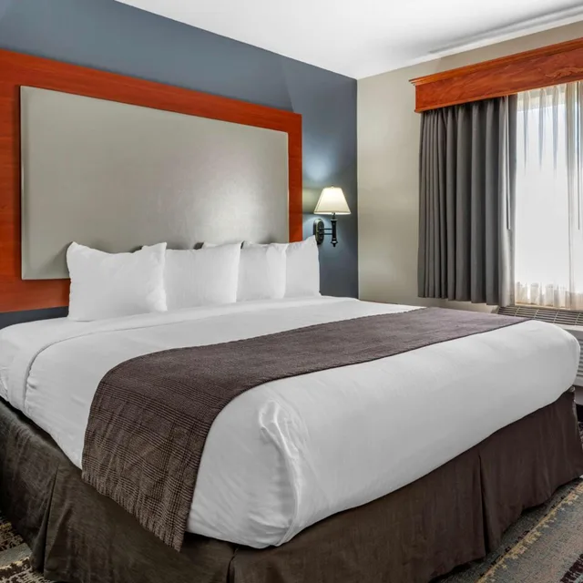 غرفة بسرير كينج بحوض جاكوزي، Best Western Newberg Inn 1/10