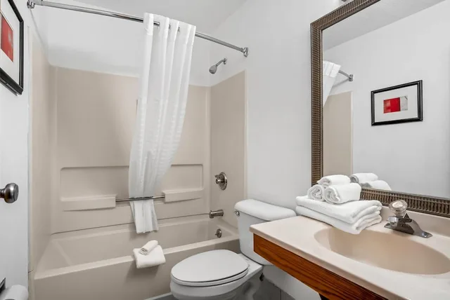 غرفة قياسية بسرير كينج مع أريكة، Econo Lodge Inn & Suites Auburn, MI 6/7