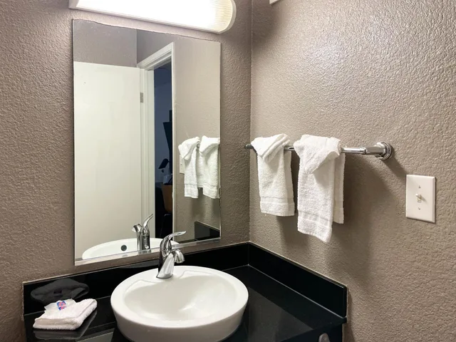2 Full 1 King Bed - Suite, Nsmk, Micfridge، Motel6 Cheyenne, WY 7/7