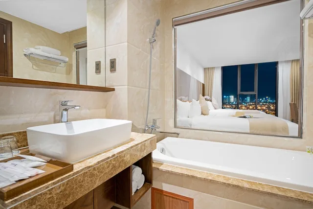 غرفة ديلوكس ثلاثية بسرير كوين وسرير فردي، Alansea Danang Hotel 4/4