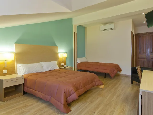 Room, 1 Double and 1 Single Bed, Two Extra Beds, Sofa، Hotel el Mirador de La Puerta Del Sol 2/2