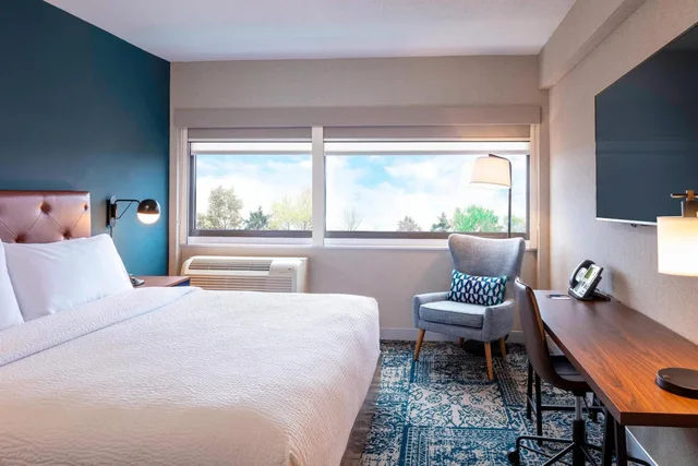 Guest Room, King Bed, Allergy Friendly، Four Points By Sheraton Norwood 2/7