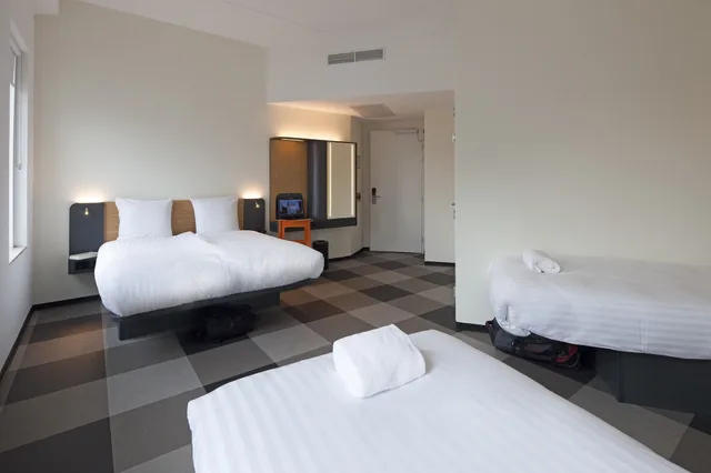 غرفة عائلية رباعية بسرير مزدوج وسريرين منفصلين، easyHotel Amsterdam Arena Boulevard 5/10
