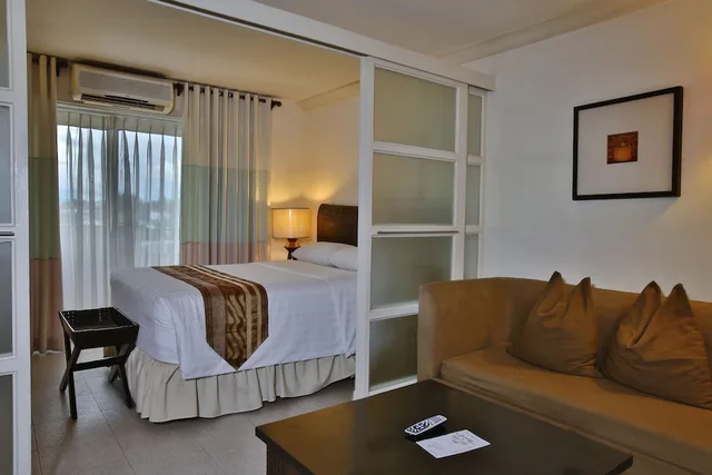 جناح بسرير مزدوج وسرير فردي بغرفة نوم واحدة، Crown Regency Suites Mactan 6/10