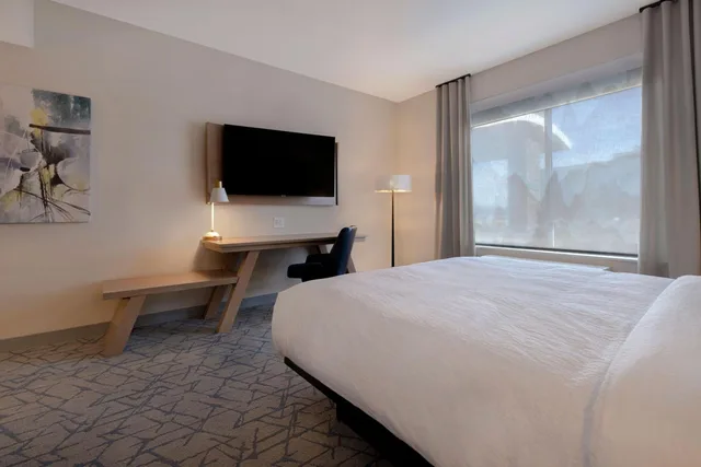 غرفة بسرير كينج بحوض استحمام لذوي الإعاقة، Fairfield Inn & Suites by Marriott Denver Airport at Gateway Park 6/10