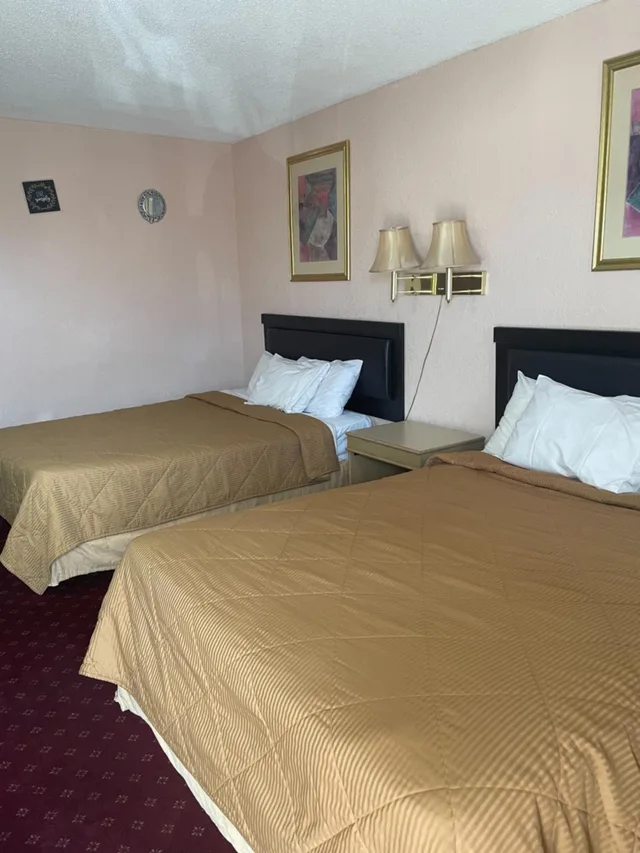 غرفة بسرير كينج وسريرين كوين، Niagara Lodge Suites 4/10