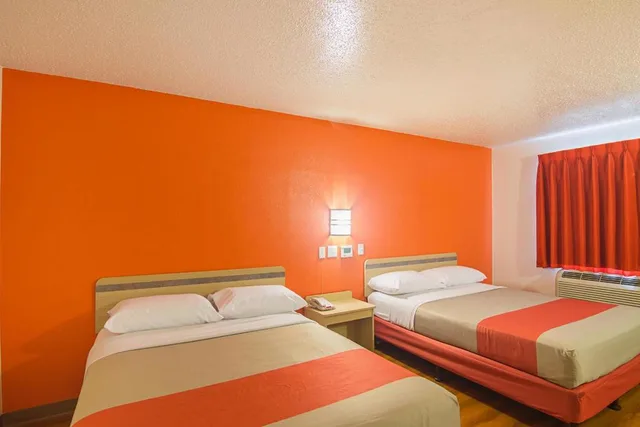 2 Queen Beds - Non-Smoking, Micfridge, View، Motel6 Saanichton, BC - Victoria Airport 3/10