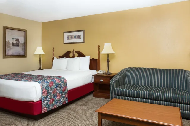 غرفة بسرير كينج، Days Inn by Wyndham Hoover Birmingham 3/10