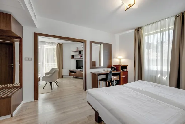 جناح بسرير كوين، Antares Hotel 6/10