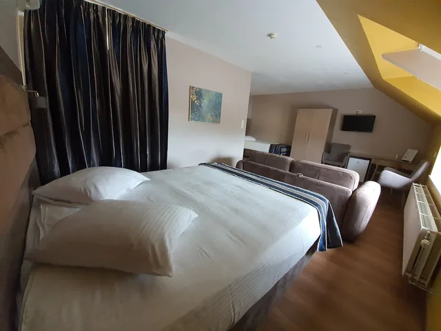 Deluxe, Family, 1 Queen and 1 Single Bed, Sofa, Hotel Midi-Zuid 1/4