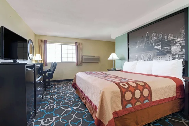 غرفة قياسية بسرير كينج، Super 8 By Wyndham Kansas City 2/10