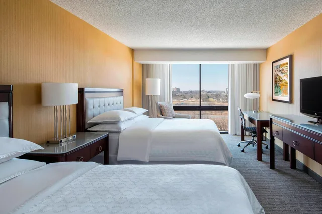 غرفة كلوب بسرير مزدوج، Sheraton West Des Moines Hotel 1/5