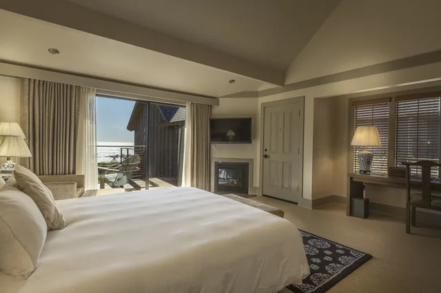 غرفة بسرير كينج بإطلالة على البحر بحوض استحمام، The Heritage House Resort 1/6