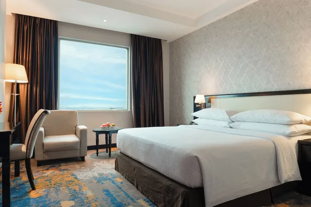 غرفة بسرير كينج للمدخنين، FOUR POINTS BY SHERATON MEDAN 7/10