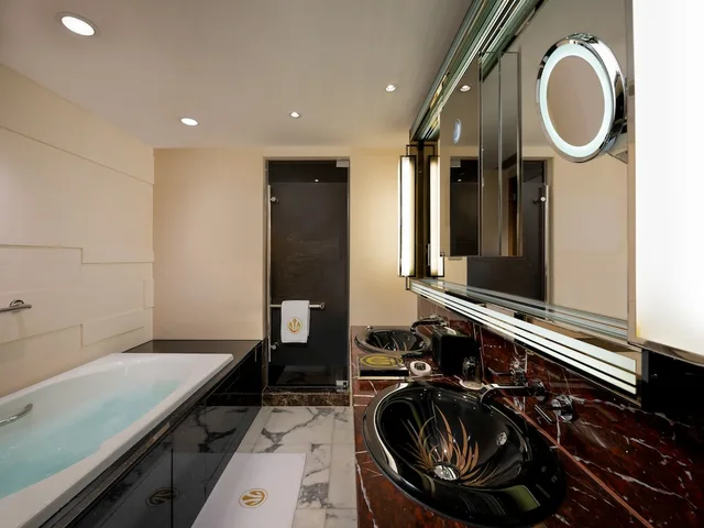 Deluxe, King Bed, Corner, Grand Lisboa 2/2