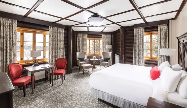 غرفة سيغنتشر فاخرة بسرير كينج بإطلالة على النهر، Fairmont Le Chateau Montebello 2/3