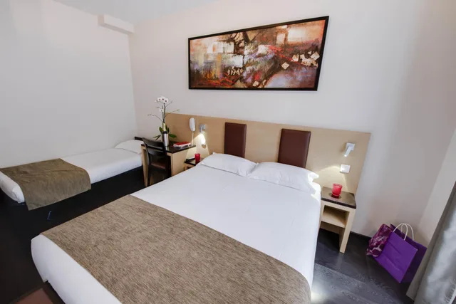 غرفة قياسية ثلاثية بسرير كوين مع أريكة، Hotel Source 3/3