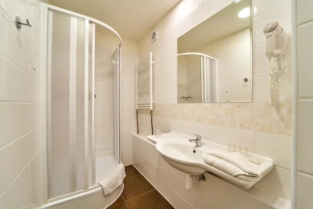 غرفة ثلاثية بسرير فردي، Hotel Charles Central 10/10