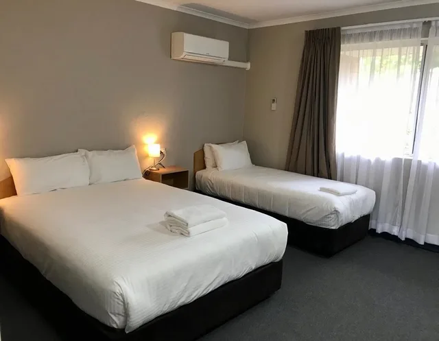 غرفة ديلوكس بسرير مزدوج وسرير فردي، Colonial Motel 1/4