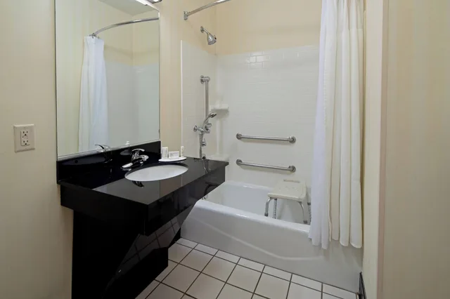 جناح لذوي الإعاقة، Fairfield Inn Suites Los Angeles West Covina 1/1