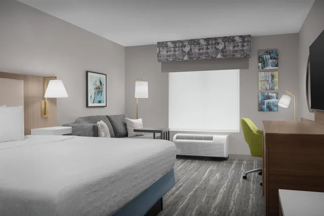 Study, King Bed, Sofa, Hampton Inn Ithaca 4/10