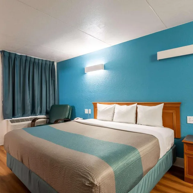 1 King Bed - Mobility Acc Tub Smk Micfridge, Motel6 North Little Rock, AR - McCain 1/8