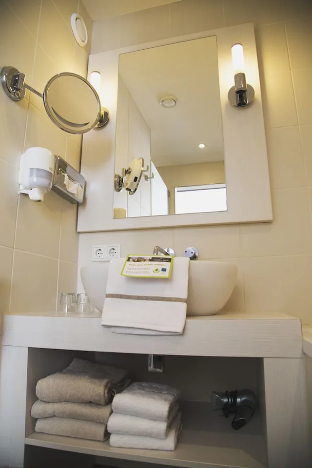 جناح ديلوكس بسرير كينج، Golden Tulip Strandhotel Westduin Vlissingen 3/3
