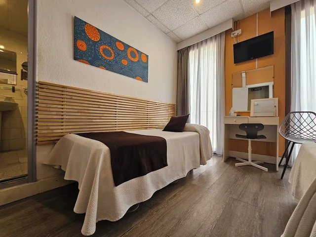 غرفة داخلية ثلاثية بثلاثة أسرّة بحمام خاص، Hotel Palermo 6/9