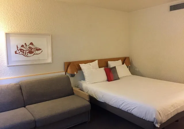 Classic, Queen Bed, Sofa, Novotel Marseille Est 3/7