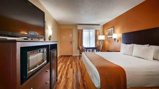 غرفة قياسية بسرير كينج، Best Western Royal Inn 1/10