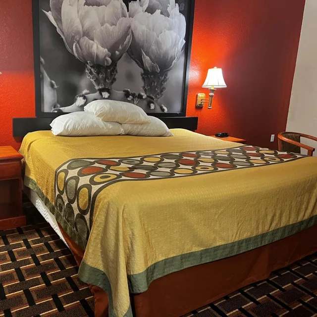 غرفة بسرير كينج بحوض استحمام لذوي الإعاقة، Super 8 By Wyndham Brookshire Tx 1/10