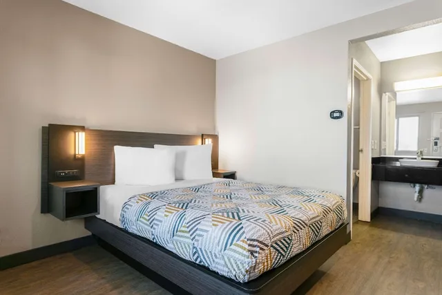 Deluxe, Queen Bed, Motel6 Merced, CA - North 2/6