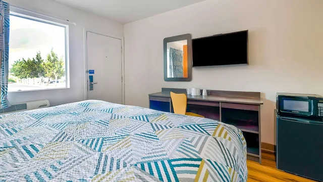 غرفة قياسية بسرير كينج، Motel6 Gallup, NM 5/8