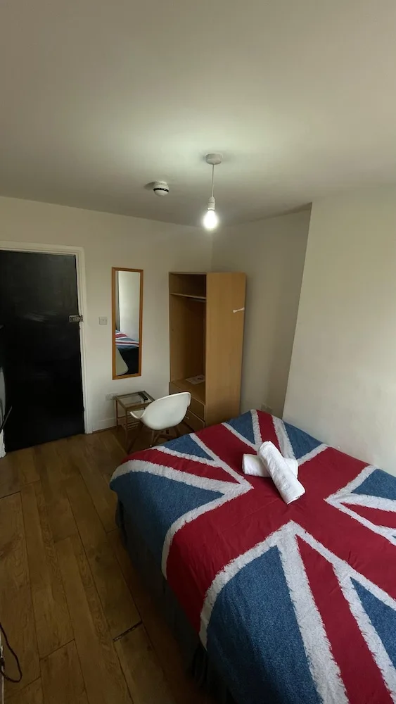 Standard, Double Bed, Shared Bathroom, Saint James Backpackers 3/5