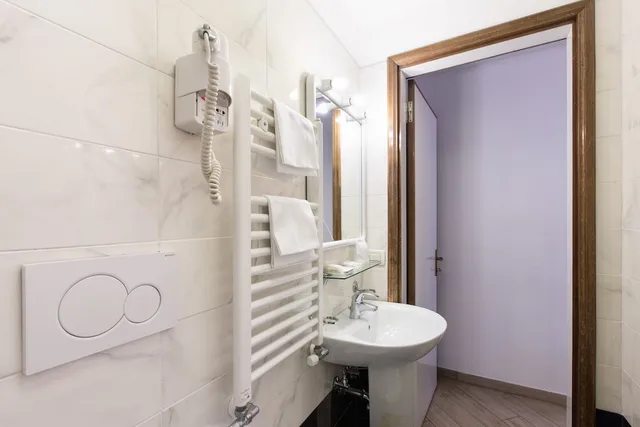 غرفة ثلاثية بسرير مزدوج وسرير فردي، HOTEL AGLI ARTISTI 6/6