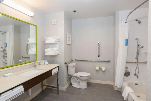 Room, 2 Queen Beds, Bathtub, Accessible, Hampton Inn and Suites Cincinnati Liberty Township 4/5