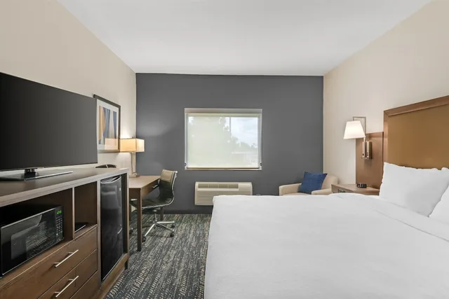 غرفة قياسية بسرير كينج مع أريكة، Best Western Plus Washington Hotel 1/6