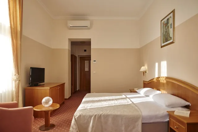 غرفة قياسية بسريرين منفصلين بإطلالة على البحر بشرفة، Hotel Lovran 2/7