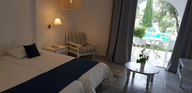 غرفة رباعية بسريرين منفصلين وسرير بطابقين بإطلالة على الحديقة، Sunrise Village Beach Hotel 4/4
