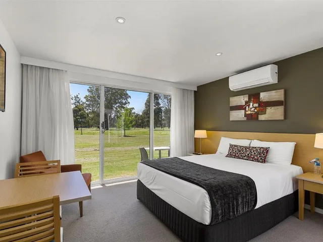 Deluxe, Queen Bed, Quality Inn & Suites Traralgon 3/5