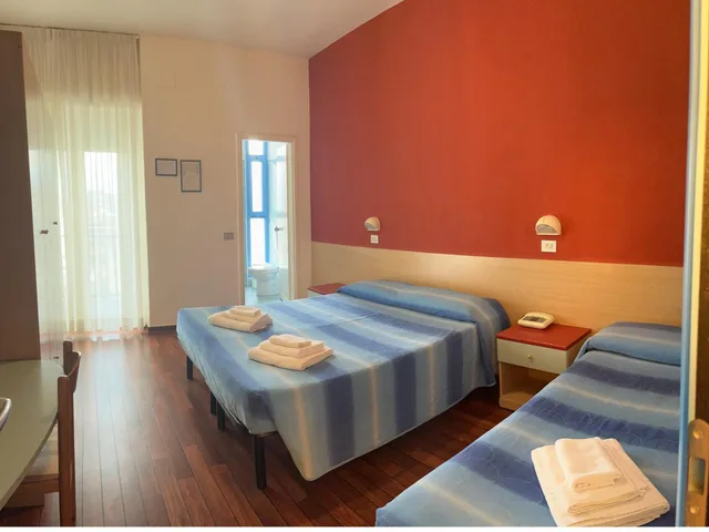غرفة ثلاثية، Senior Hotel 2/9