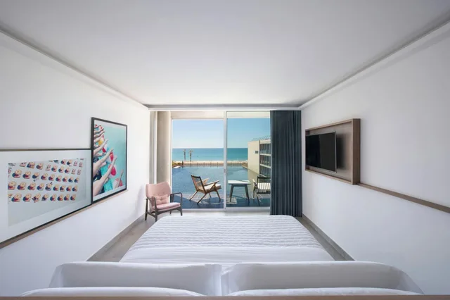 غرفة بريميوم بسرير كينج بإطلالة على البحر، Le Meridien Ra Beach Hotel And Spa 5/7
