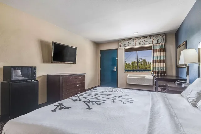 Room, King Bed, Accessible, Econo Lodge Inn & Suites Enid South 10/10