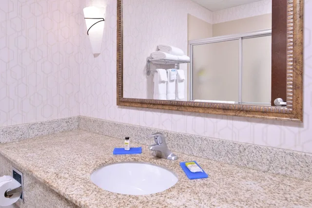 غرفة قياسية بسرير كينج، Holiday Inn Express Hotel And Suites Pittsburg 3/3