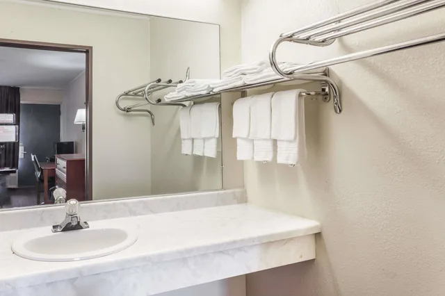 غرفة بسريرين مزدوجين لذوي الإعاقة، Days Inn By Wyndham Seymour 6/8
