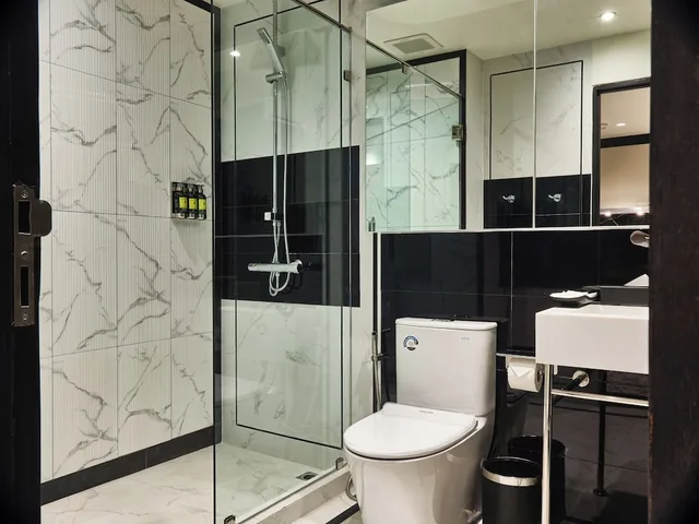 جناح استوديو ديلوكس بسرير كينج وسرير فردي بغرفتي نوم، Floral Court Hotel and Residence 6/8