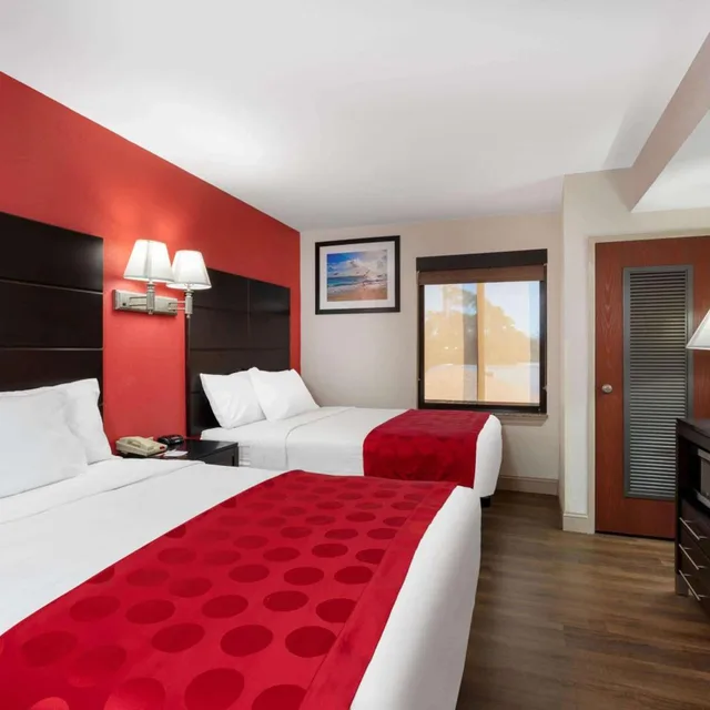 جناح ديلوكس بسرير كوين، Ramada by Wyndham Panama City 1/6