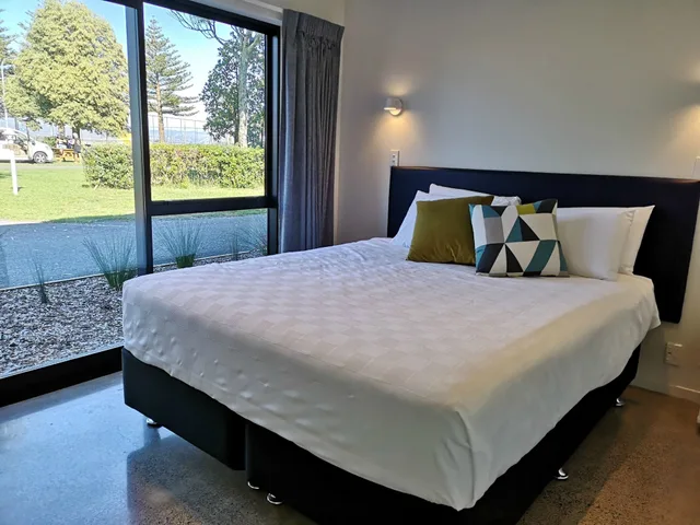 2 Bedrooms, Apartment, 2 King Beds, Single Bed, Ocean View, Waikanae Beach TOP 10 Holiday Park 2/3