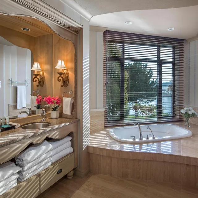 جناح بريميوم بغرفتي نوم، The Royal Kelowna 7/8